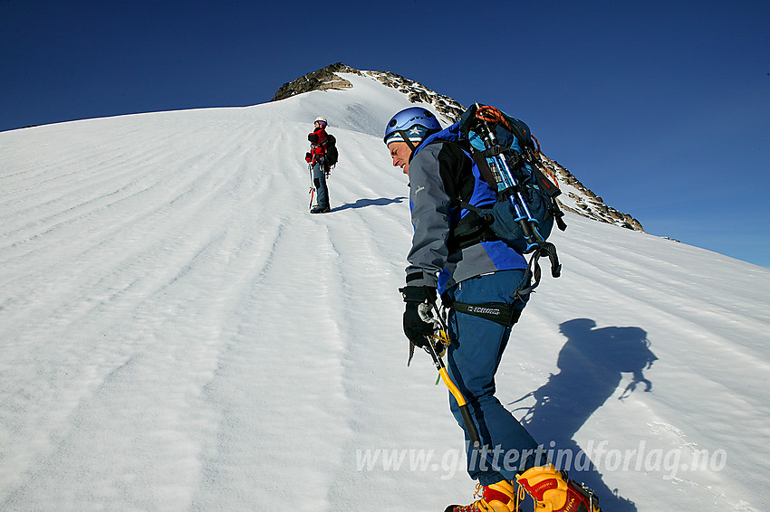 På snøryggen like øst for Gjertvasstinden (2351 moh), med toppen i bakgrunnen.