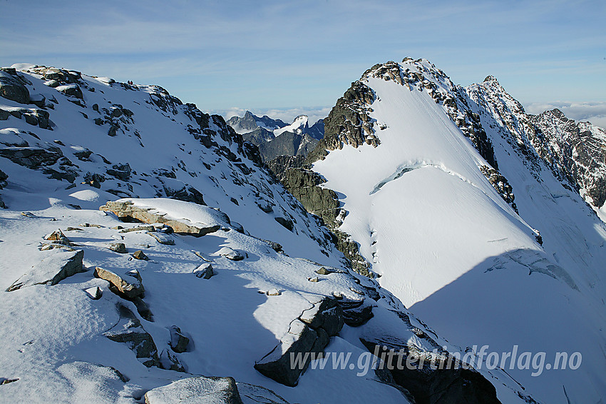 På Gjertvasstinden med utsikt i retning Styggedalsryggen (2387 moh).