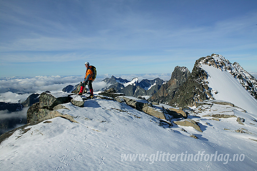 På Gjertvasstinden med utsikt i retning Styggedalsryggen (2387 moh) og videre innover i Hurrungane.