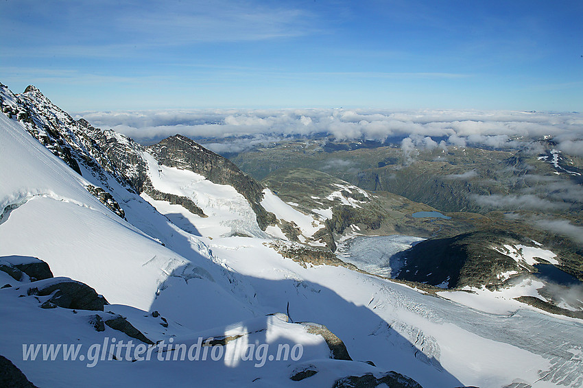 Utsikt fra Gjertvasstinden mot de imponerende breene som har sitt utspring i nordflanken på Styggedalsryggen, hhv. Gjertvassbreen fremst og Styggedalsbreen bakerst.