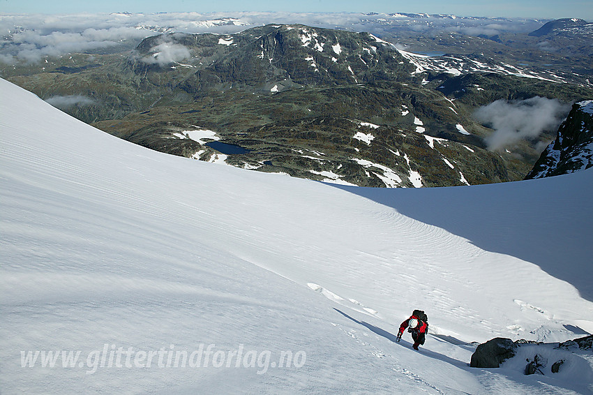 På vei opp meget bratt snøbakke fra Gjertvasskardet mot Styggedalsryggen. Normalt er denne snøbakken enklere enn å følge ryggen direkte. I bakgrunnen bl.a. Fanaråken (2068 moh).