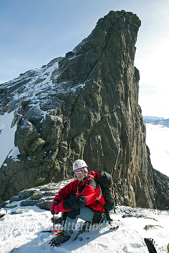 Pause på Styggedalsryggen med Gjertvasstinden (2351 moh) i bakgrunnen. Toppen har en uvanlig og artig form fra denne kanten.