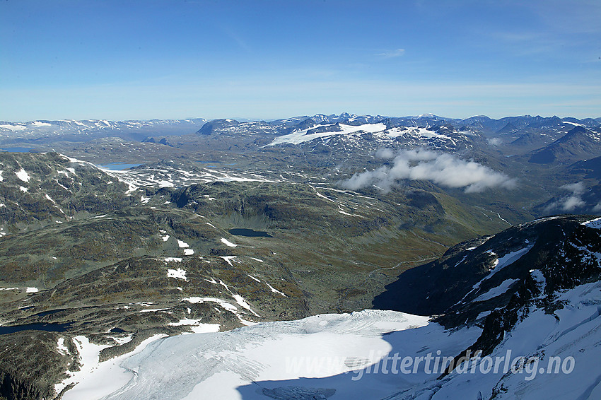 Utsikt fra Styggedalstindens Vesttopp mot Gjertvassdalen, Sognefjellet og Smørstabbtindane, for å nevne noe.