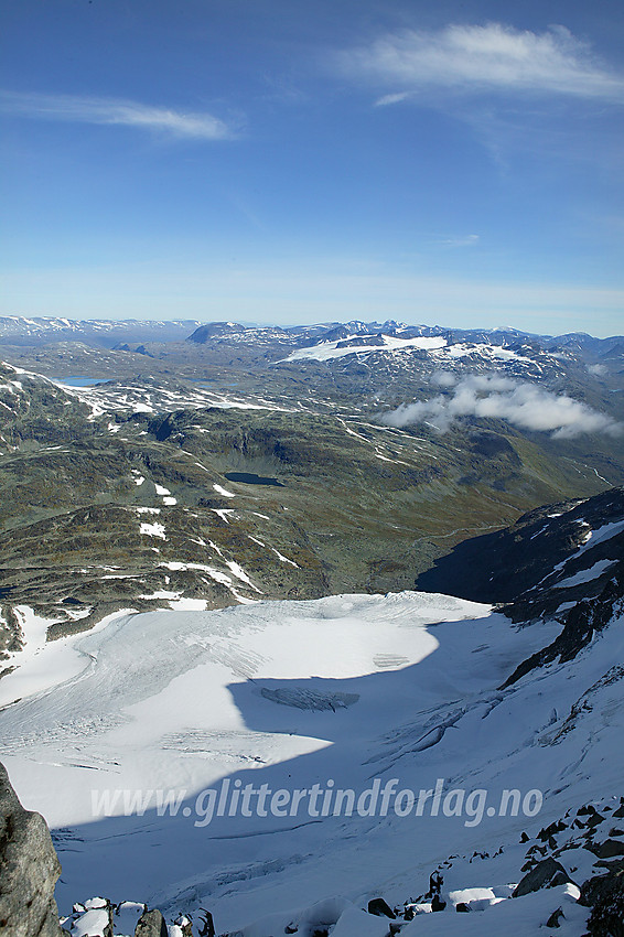 Utsikt fra Styggedalstindens Vesttopp mot Gjertvassdalen, Sognefjellet og Smørstabbtindane, for å nevne noe.