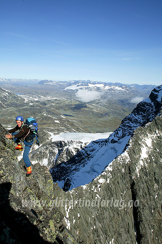 Klatring opp til Sentraltind (2348 moh) fra øst. I bakgrunnen den slanke Styggedalsryggen.