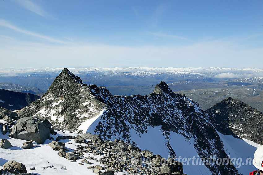 Utsikt fra Sentraltinden (2348 moh) mot Vetle (2340 moh), Midtre (2284 moh) og Nørdre (2167 moh) Skagastølstinden.