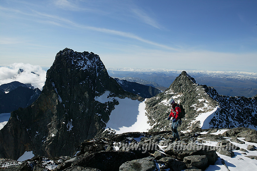 På Sentraltinden med Store (2405 moh) og Vetle (2340 moh) Skagastølstinden i bakgrunnen. Mellom disse to toppene ligger Mohns ikke ukjente skar.