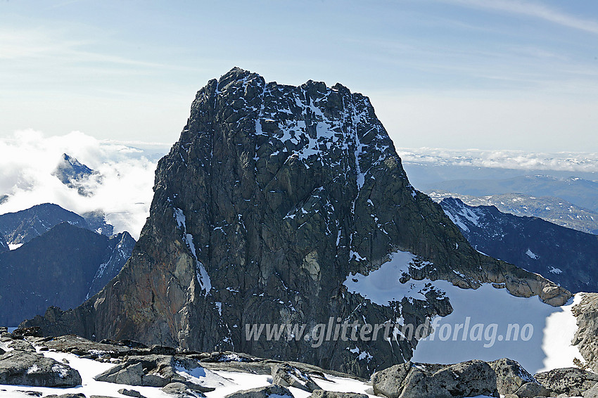 Utsikt fra Sentraltind (2340 moh) mot Store Skagastølstinden (2405 moh). Ser man godt etter kan man se en liten mennesk