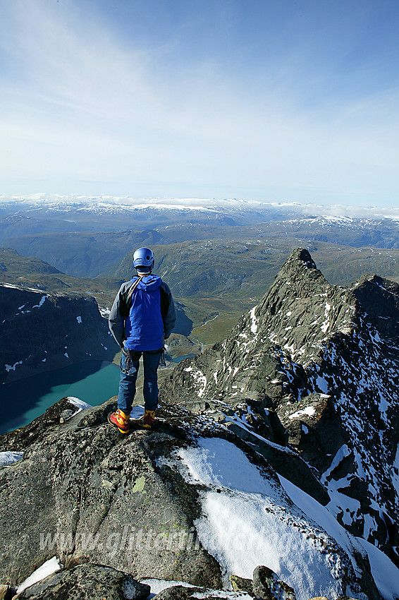 På Vetle Skagastølstinden (2340 moh) med utsikt utover Skagastølsryggen mot Midtre (2284 moh) og Nørdre (2167 moh).