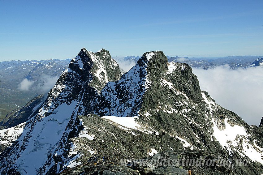 Utsikt fra Vetle Skagastølstinden (2340 moh) østover Styggedalsryggen mot Sentraltind (2348 moh) og Styggedalstindane (2387 moh).