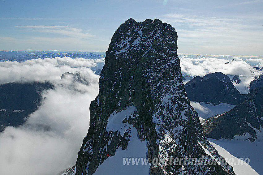 Storen (2405 moh) sett fra Vetle Skagastølstinden. Fra denne kanten har toppen en imponerende form.