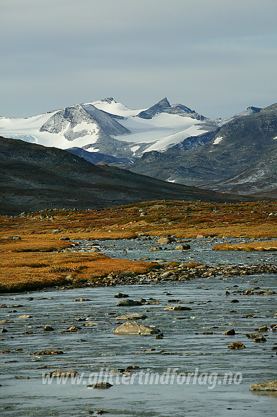 I Veodalen med det kjente panoramaet som Veotindane danner i bakgrunnen.