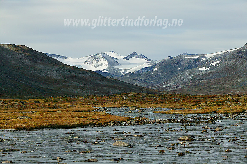 I Veodalen med det kjente panoramaet som Veotindane danner i bakgrunnen.