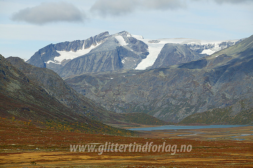 Utsikt fra riksvei 51 innover nedre Leirungsdalen mot Surtningssumassivet med Surtningsbrean. Hovedtoppen (2369 moh.) ses midt i bildet, med den haifinnelignende Sørtoppen (2302 moh.) til venstre for denne. Videre nedover på ryggen til venstre ligger Søre Surtningssue, mens Midtre er den srkplatået foran Sørtoppen. Nestaustre Surtningssue (2035 moh.) er den knausen til høyre for brefallet.