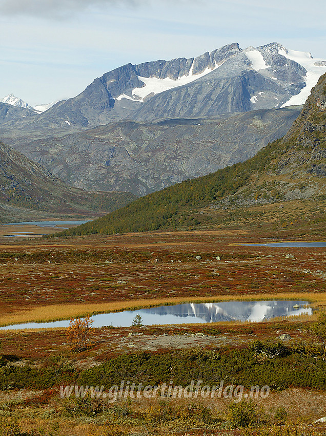 Utsikt fra riksvei 51 innover nedre Leirungsdalen mot Surtningssumassivet med Surtningsbrean. Hovedtoppen (2369 moh.) ses til høyre i bildet, med den haifinnelignende Sørtoppen (2302 moh.) til venstre for denne. Videre nedover på ryggen til venstre ligger Søre Surtningssue, mens Midtre er den srkplatået foran Sørtoppen. 