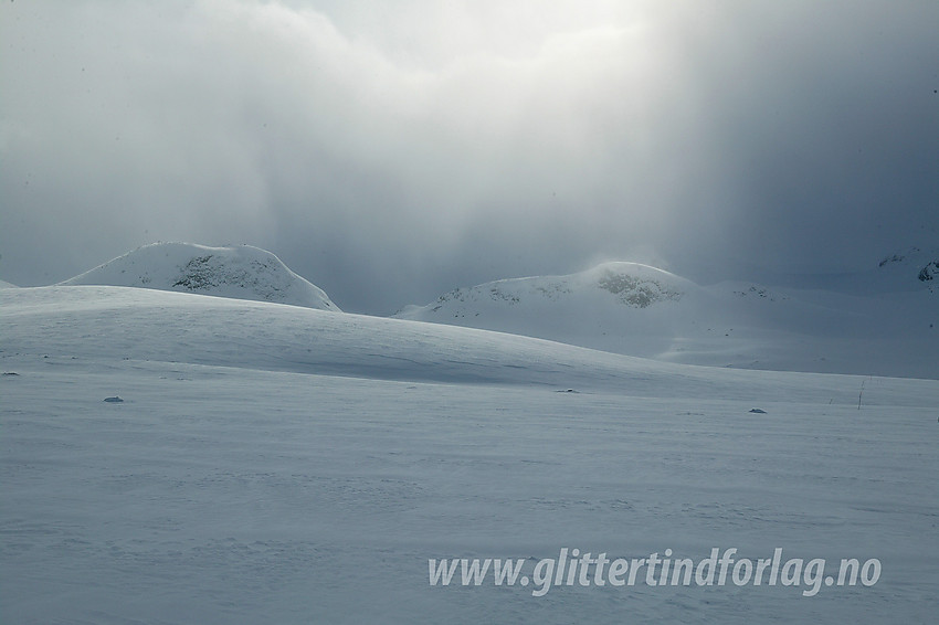 På vinterruta fra Torfinnsbu mot Gjendebu, like før nedkjøringen mot Veslådalen. I bakgrunnen ses Rundtom og Geithøe (1457 moh). 