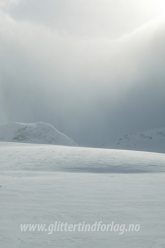 På vinterruta fra Torfinnsbu til Gjendebu, like før nedkjøringen til Veslådalen. I bakgrunnen ses Rundtom.