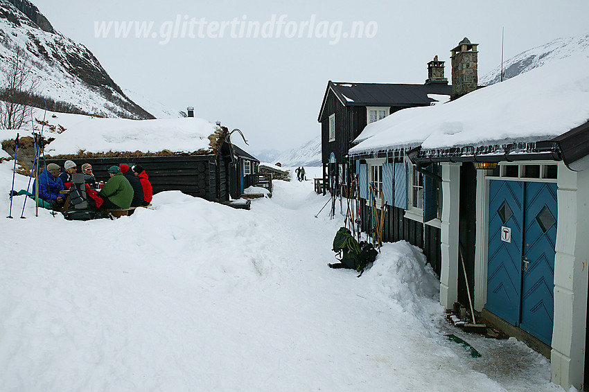 Ved Gjendebu en overskyet påskedag.