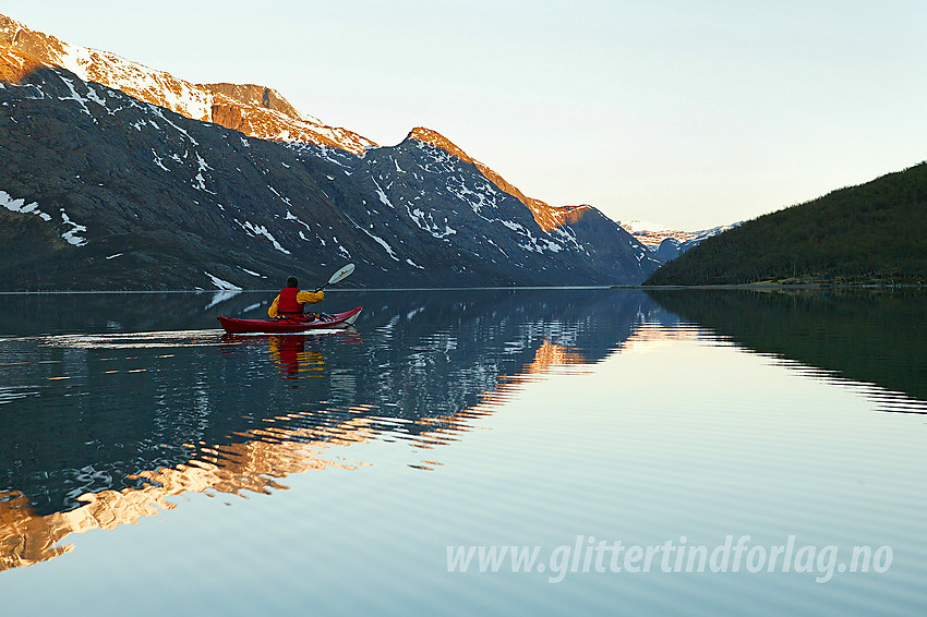 Padling en tidlig sommermorgen på Gjende. Vi har akkurat lagt ut fra Gjendeosen med kurs vestover.