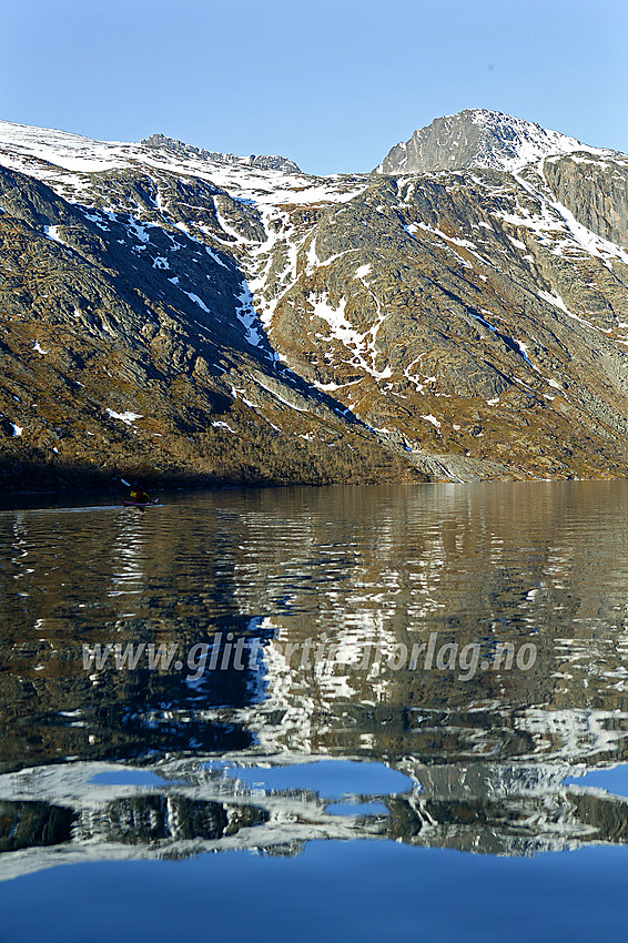 Padling på Gjende en sommermorgen. Eggen (2041 moh) bak til høyre.