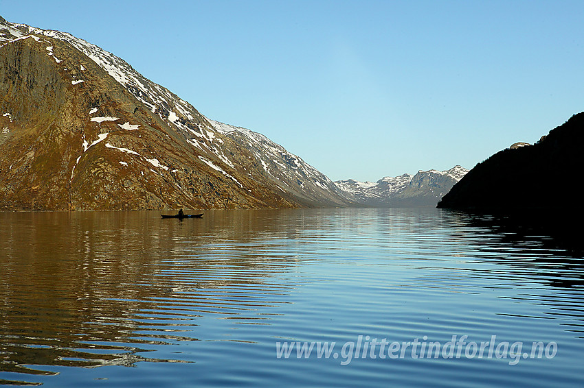 Padling på Gjende en nydelig sommermorgen. Bak til venstre ses Memuruhåmåren. Helt innerst i det fjerne begynner Veslådalen der Gjende tar slutt.