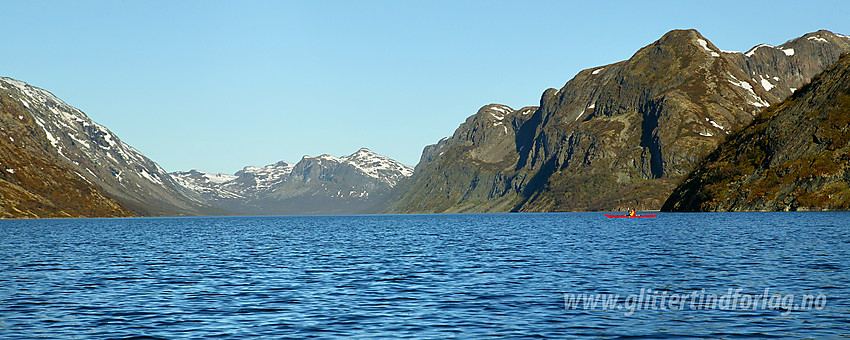 Padling på Gjende. Bak til høyre ses Memrutunga og Sjugurdtinden mens i det fjerne ses Veslådalen og Gjendetunga (1516 moh).