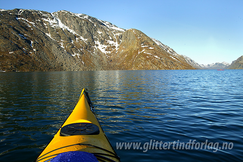 Padling på Gjende en flott sommermorgen. I bakgrunnen, litt til høyre, ses Memuruhåmåren. Vi befinner oss like øst for Memurubu.