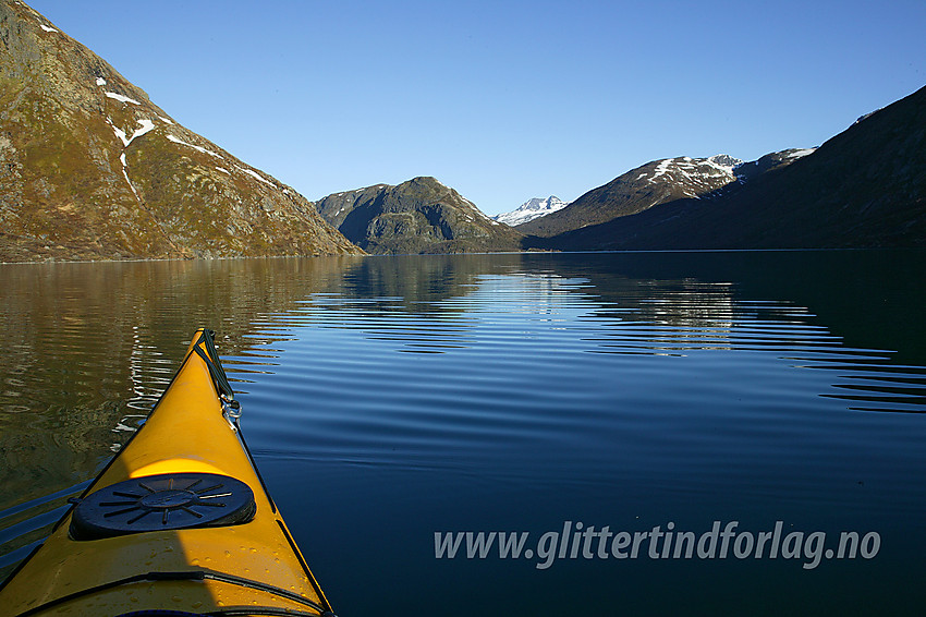 Padling på Gjende. Foran til venstre ses Memuruhåmåren, mens Sjurugdtinden/Memurutunga ses lenger bak. I det fjerne kan man dessuten også se Semeltinden (2236 moh).