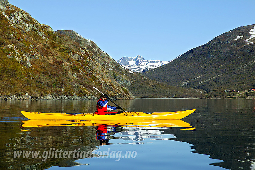 Padling på Gjende, like øst for Memuruhåmåren. I bakgrunnen bl.a. Memurubu og Semeltinden (2236 moh).