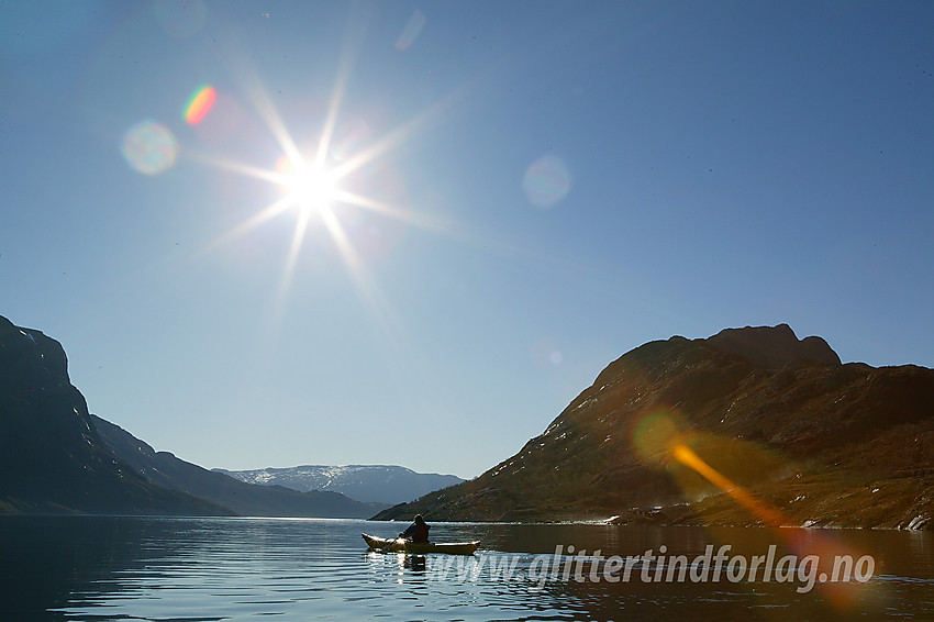 Padling på Gjende en sommerdag. Knutshøe (1517 moh) til høyre.