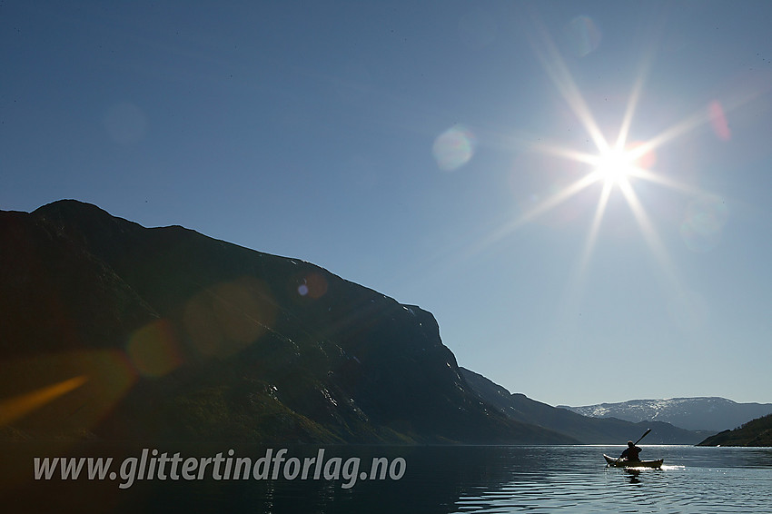 Padling på Gjende en sommerdag. Veslfjellet (1743 moh) i bakgrunnen.