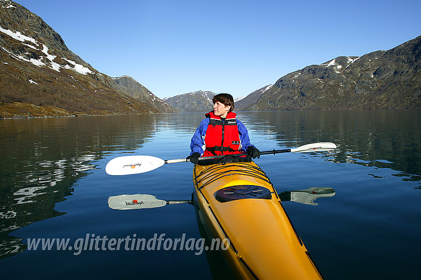 Padler på Gjende en flott sommerdag.