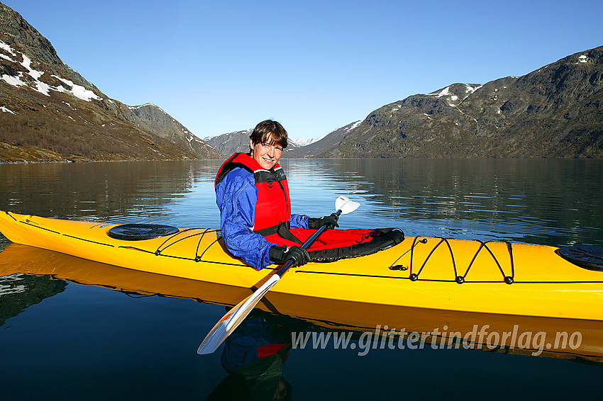 Padler på Gjende en flott sommerdag.