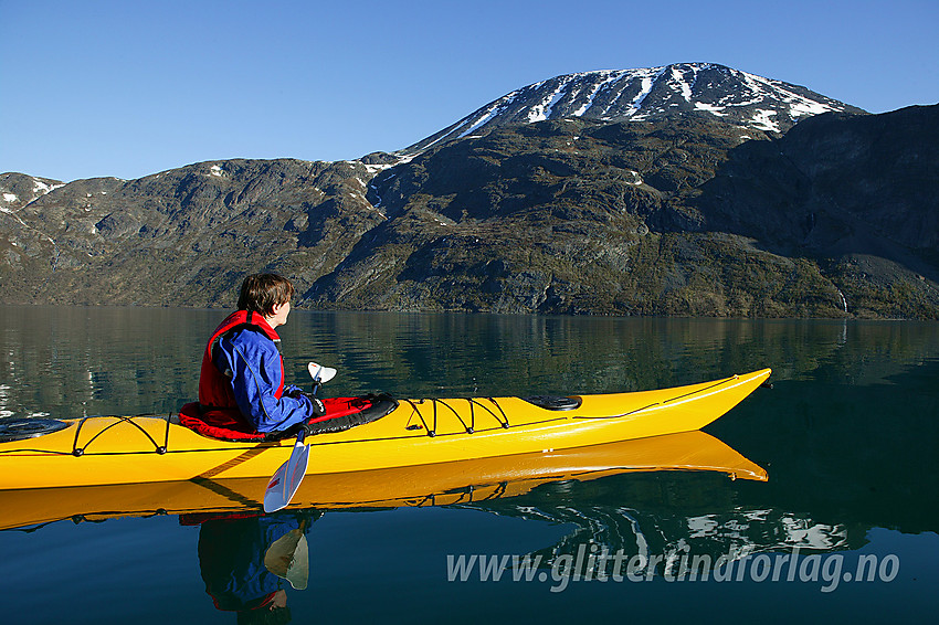 Padler på Gjende en flott sommerdag. Besshøe (2258 moh) i bakgrunnen.