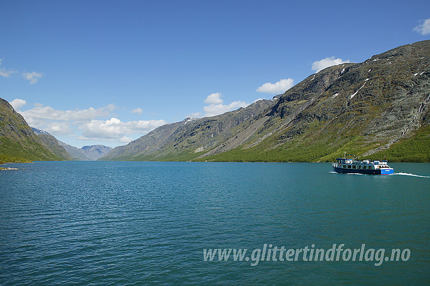 Gjende III på vei østover fra Gjendebu mot Gjendesheim.