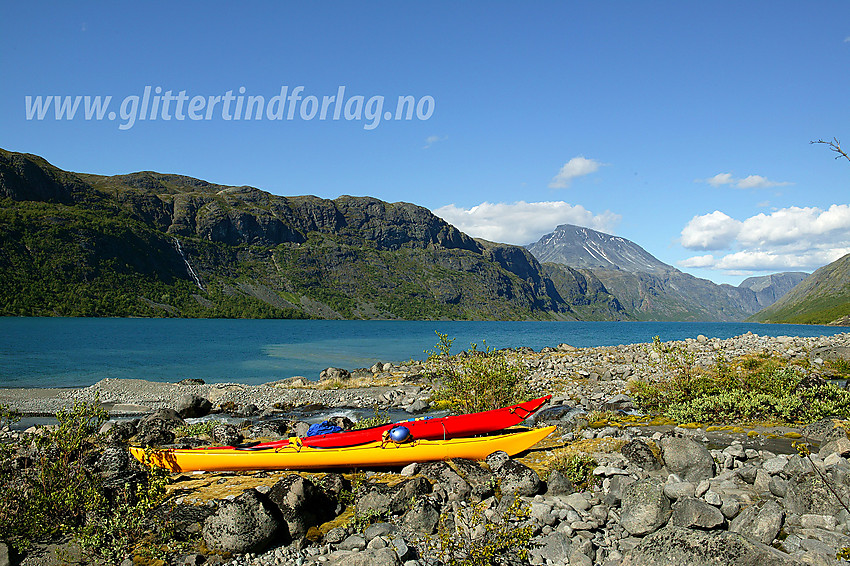 Flott sommerdag på Knutsholstangen (ikke offisielt navn), odden der Knutsholsåe flyter ut i Gjende. I bakgrunnen ruver Besshøe (2258 moh) lett gjenkjennelig.