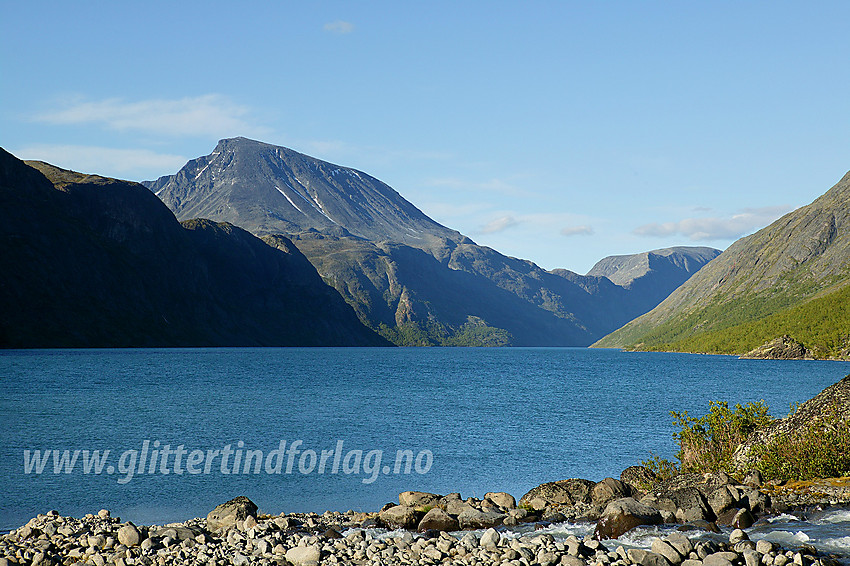 Utsikt fra Knutsholstangen, odden der Knutsholsåe renner ut i Gjende. I bakgrunnen ses Besshøe (2258 moh).