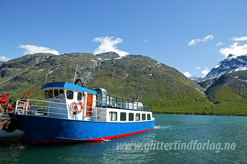 Gjende III til kais ved Gjendebu. I bakgrunnen til høyre ses Nørdre Svartdalspiggen (2137 moh).