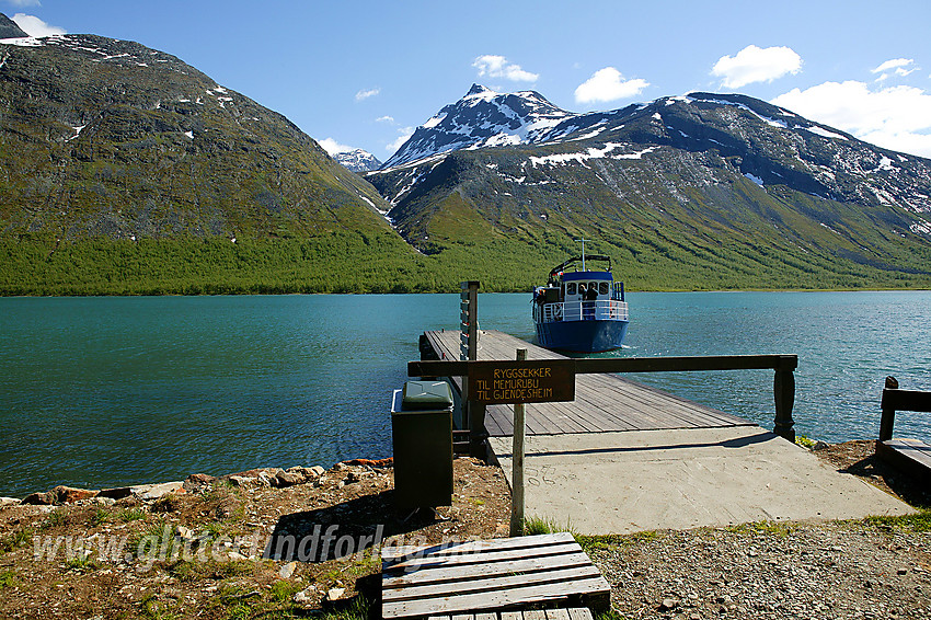 Gjende III legger fra kai ved Gjendebu. I bakgrunnen bl.a. Nørdre Svartdalspiggen (2137 moh).