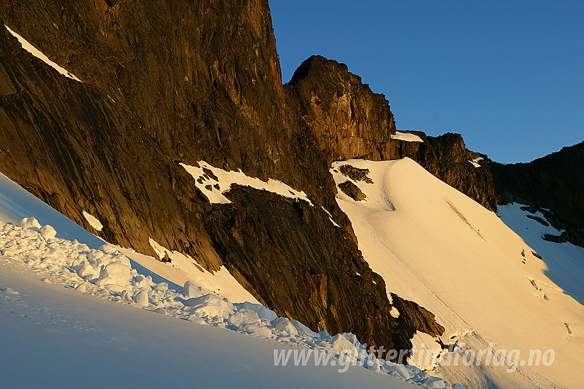 På breen i flanken nordøst for Store Knutsholstinden. På bildet ses en del av nordryggen på Store Knutsholstinden med bl.a. Midtre Knutsholstinden (2170 moh).