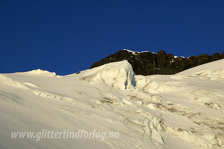 På den bratte breen i nordøstflanken på Store Knutsholstinden (2341 moh) med toppen i bakgrunnen.