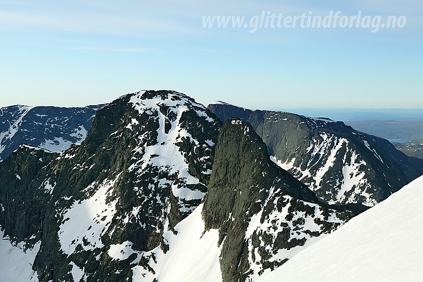 Fra østryggen oppunder Store Knutshosltinden mot bl.a. Vesle Knutsholstinden (2205 moh) og Vestre Leirungstinden (2250 moh). I bakgrunnen ses Kalvehøgde.