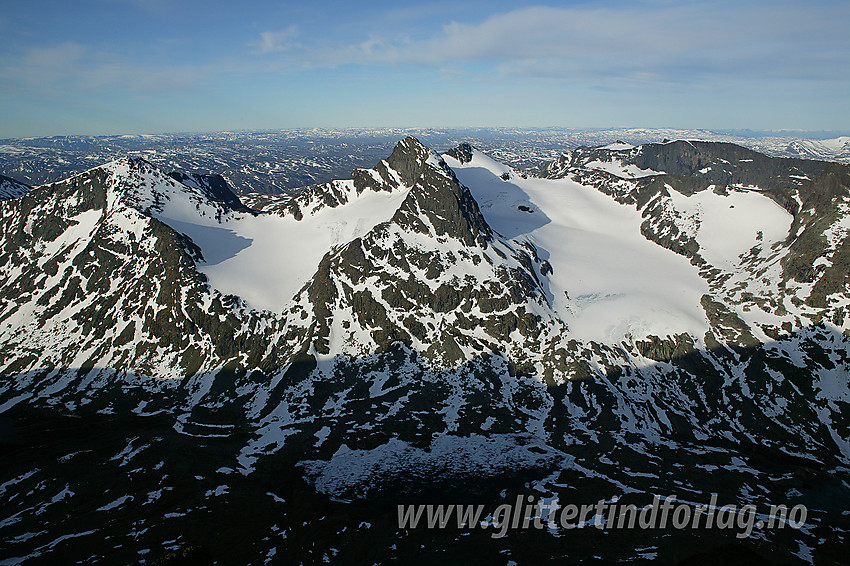 Fra Store Knutsholstinden mot Kvitskardtinden (2193 moh til venstre), Mesmogtinden (2264 moh i midten) og Langedalstinden (2206 moh), for å nevne noe. Svartdalen gjemmer seg nede i skyggene i forgrunnen.