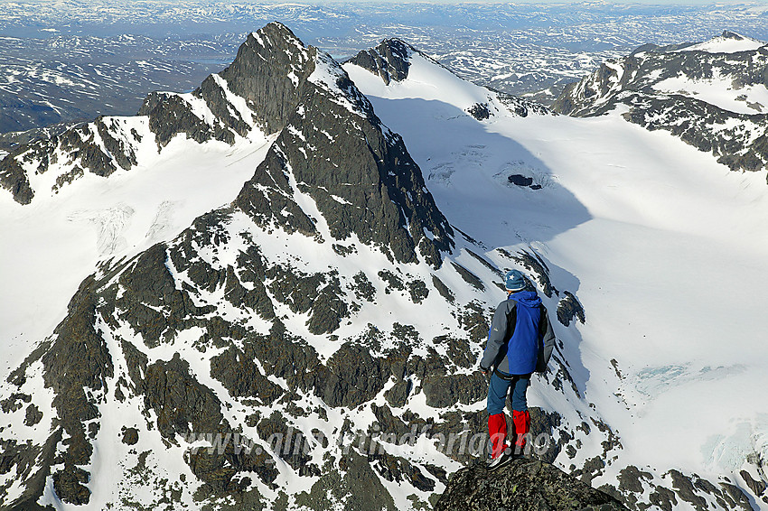 Fra Store Knutsholstinden mot Mesmogtinden (2264 moh) og Langedalstinden (2206 moh).