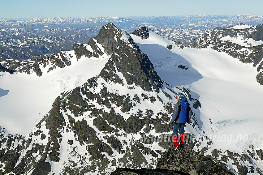 Fra Store Knutsholstinden mot Mesmogtinden (2264 moh) og Langedalstinden (2206 moh).