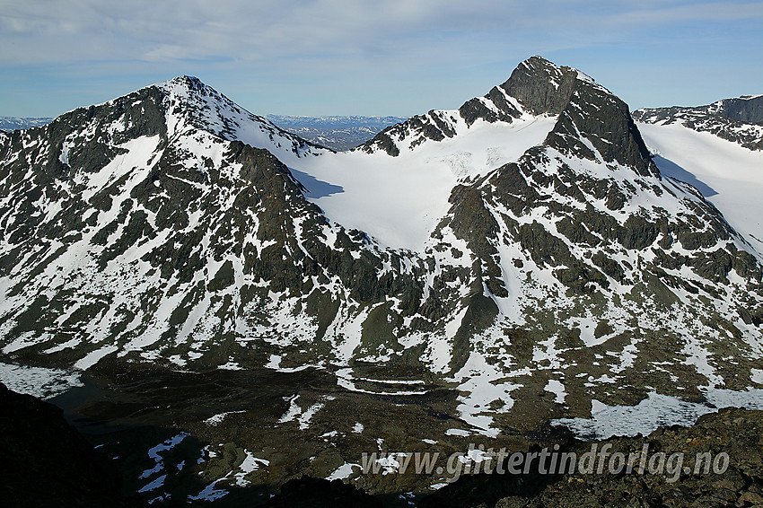 Fra sadelen mellom Vesle og Store Knutsholstinden mot Kvitskardtinden (2193 moh) og Mesmogtinden (2264 moh).