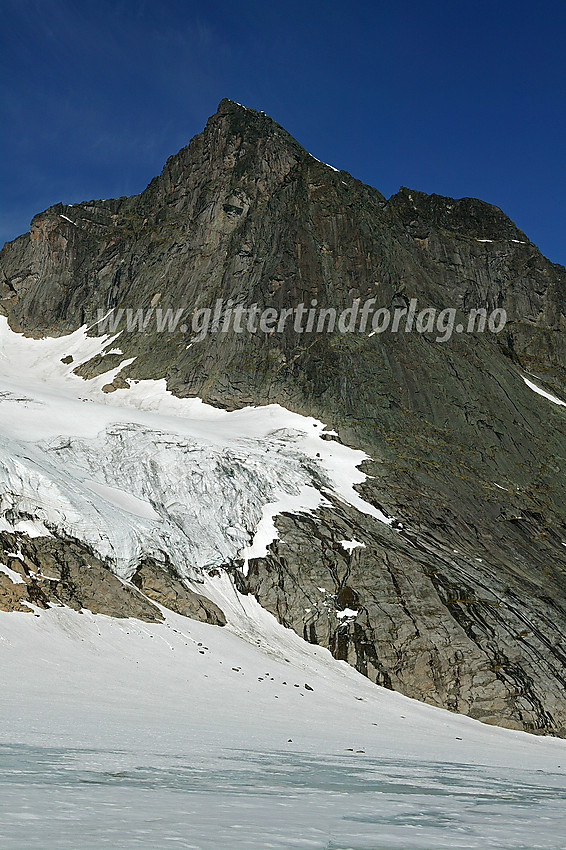 I Knutsholet med Nørdre Knutsholstinden (2185 moh) i bakgrunnen. Vi står på selve Knutsholsbrean og ser bort på hengebreen borte i fjellsiden. Tidligere på morgenen gikk vi opp der hengebreen nesten når ned til den andre breen.