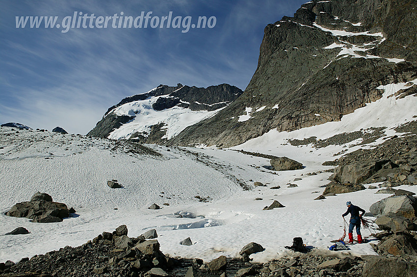 Tauet kveiles etter bretur i Knutsholet. I bakgrunnen dominerer Store Knutsholstinden (2341 moh).