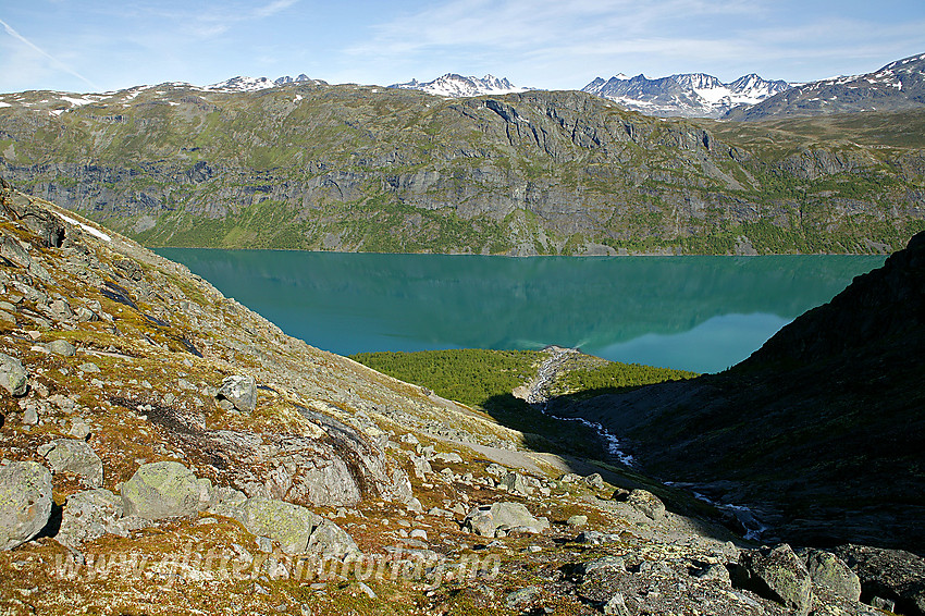 Ved munningen til Knutsholet med utsikt mot Gjende og Memurutunga.