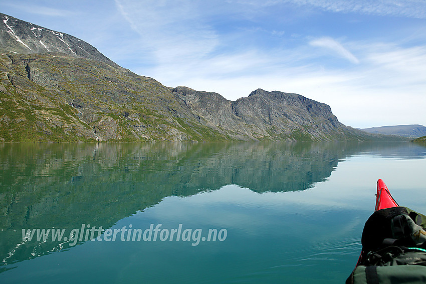 Padling under de beste forhold på Gjende. I bakgrunnen ses Besseggen og Veslfjellet (1743 moh).